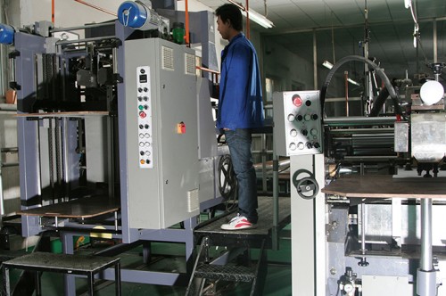 六合盖礼物盒出产线